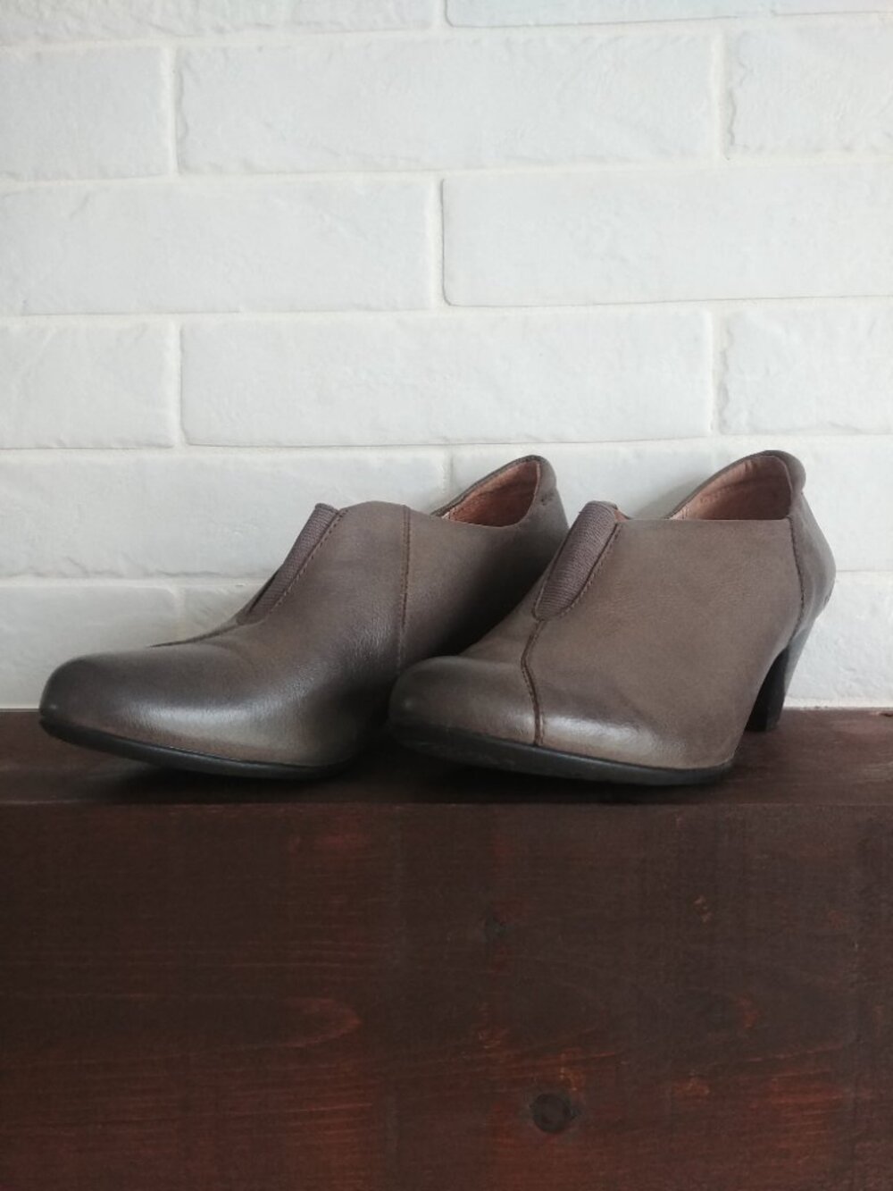 Taos taupe leather grey/brown ankle boots booties shoes low heel size 7